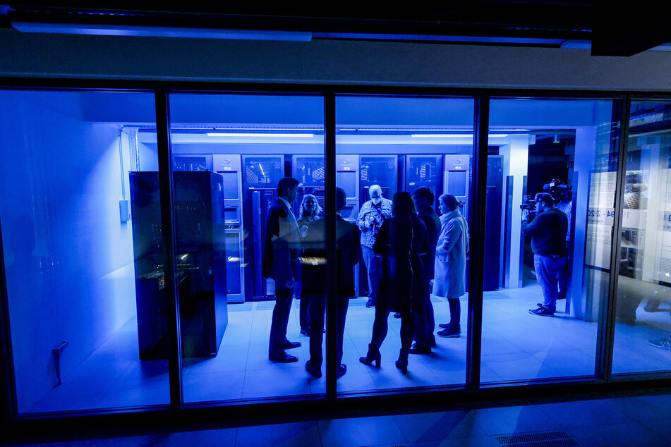 Besucher stehen bei der Einweihung im Supercomputer "Levante".