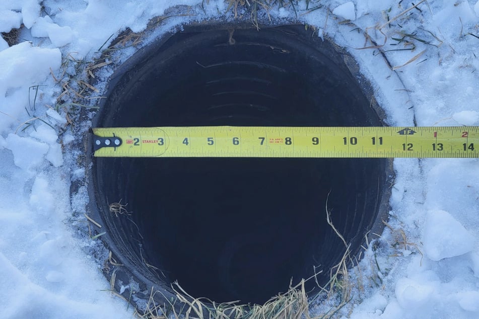 Etwa 11 Zoll, also rund 28 Zentimeter, misst die Öffnung im Boden. Erstaunlich, wie der Teenager dort hineingeraten konnte.