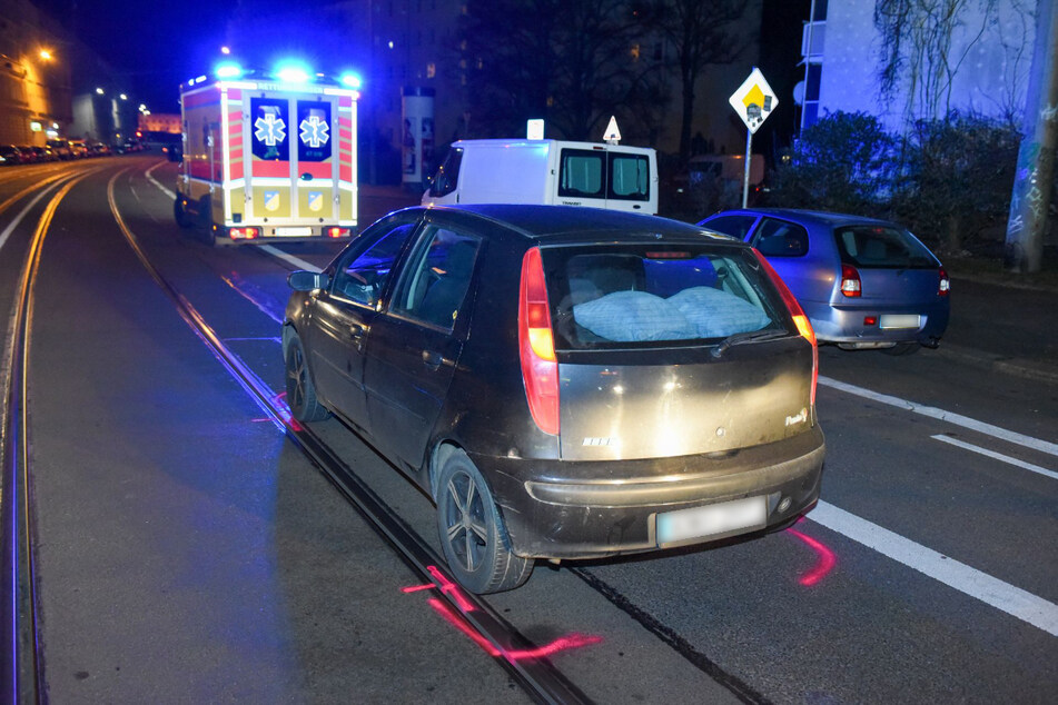 Der Fahrer des Fiat hat die 33-jährige Fußgängerin offenbar übersehen und angefahren.