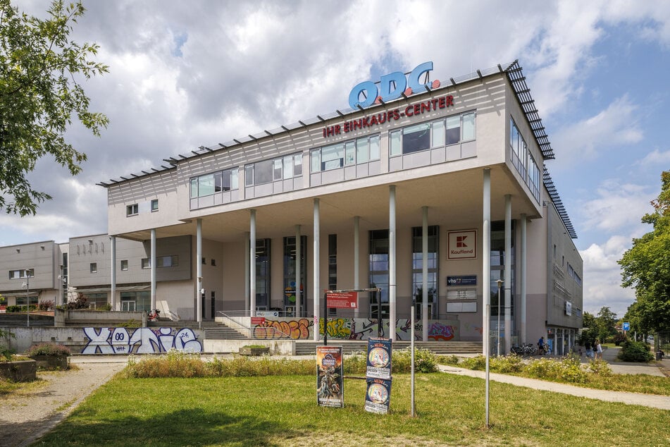 Auch die Polizei ermittelte nach dem Unfall im Otto-Dix-Center (ODC, Reicker Straße).