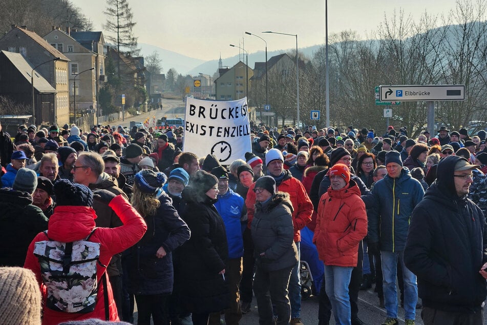 Rund 550 Menschen demonstrierten an der gesperrten Brücke.