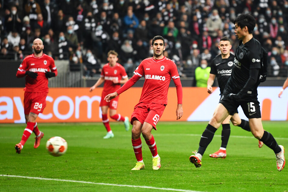 Die frühe Führung: Daichi Kamada (r.) schießt zum 1:0 für Eintracht Frankfurt ein.
