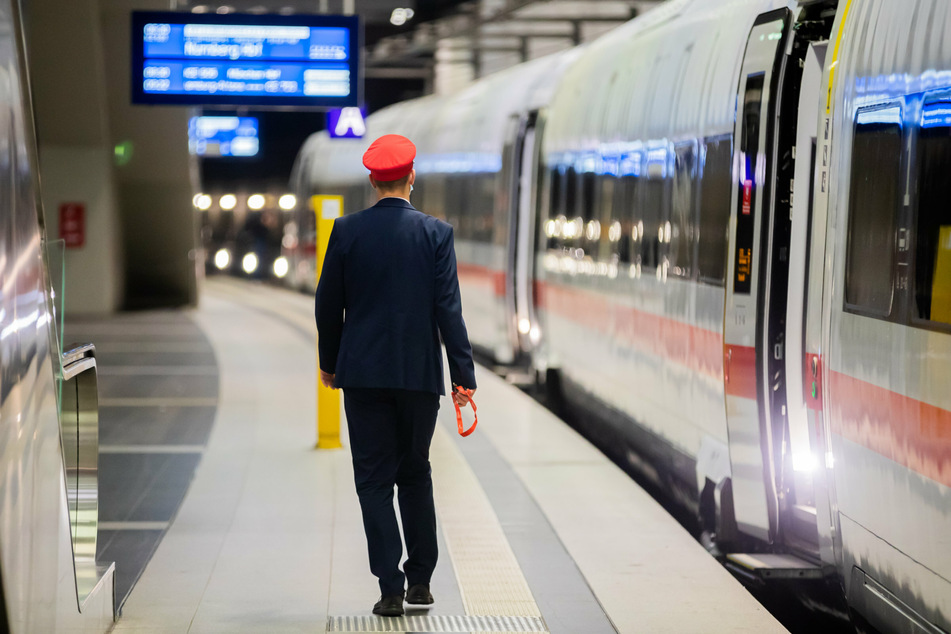Die Deutsche Bahn hat angekündigt, zum Wochenende bundesweit rund 30 Prozent der Fernverkehrszüge fahren zu lassen.
