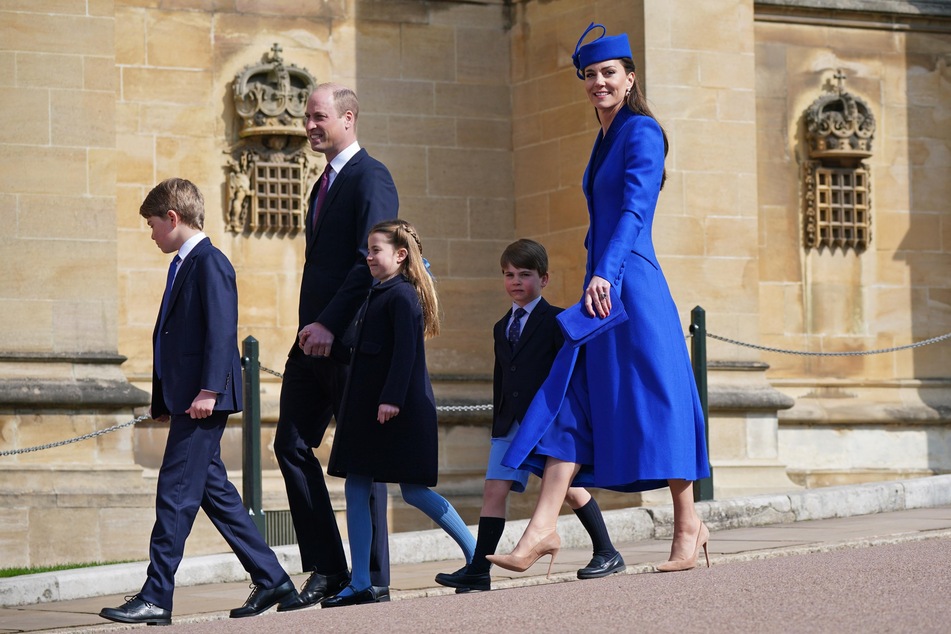 Prinz George (9), Prinz William (40), Prinzessin Charlotte (7), Prinz Louis (4) und Prinzessin Kate (41, v. l. n. r.) zeigten sich mit abgestimmten Outfits.