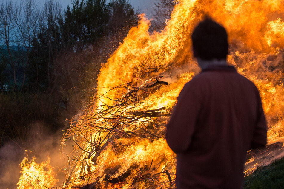In Deutschland werden Osterfeuer teils am Karsamstag entzündet, mancherorts auch erst am Abend des Ostersonntags. Seltener lodern sie an Karfreitag oder Ostermontag.