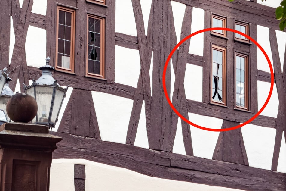 Auch Fenster im Obergeschoss des historischen Rathauses von Michelstadt wurden beschädigt.