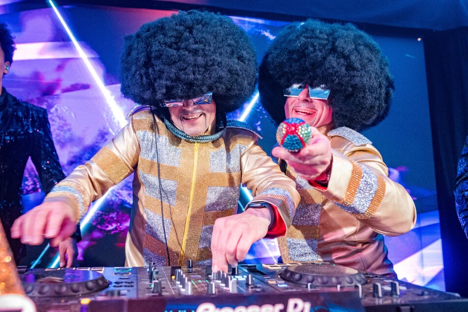 Glitzerlook und Afroperücke: Die Disco-Boys Torsten Knauthe (55) und Steffen Neumann (57) feiern im Parkhotel.