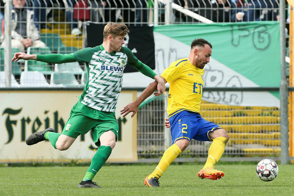 Dem Offensivspieler (l., hier gegen Lok Leipzigs Robert Berger) gelangen in 118 Pflichtspielen 48 Torbeteiligungen für die BSG.