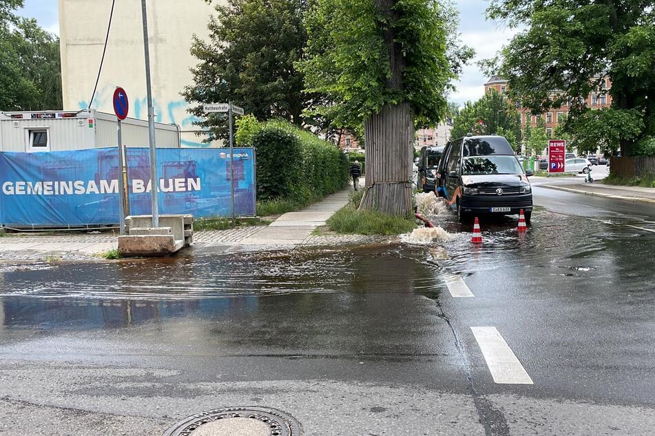 Am Freitagmorgen sprudelte an der Beyerstraße/Ecke Matthesstraße das Wasser. Grund dafür war eine Trinkwassernetzspülung.