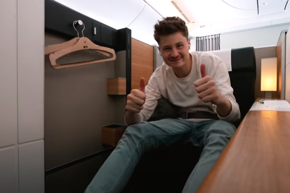 Da strahlte der Kölner YouTuber glücklich aus der First Class bei der Airline Swiss.