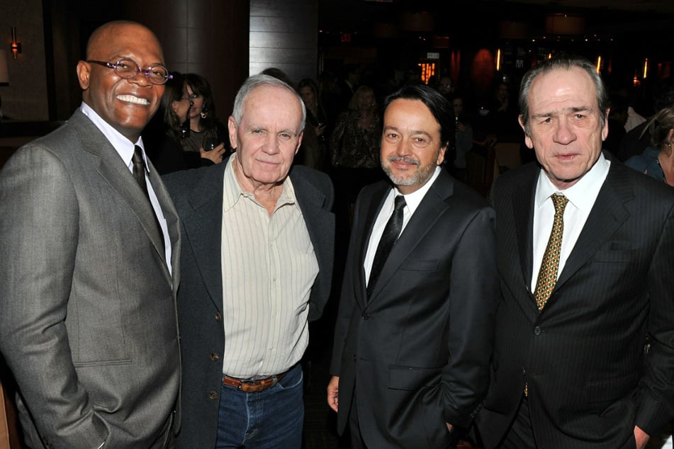 Samuel L. Jackson (74, v.l.n.r.), Schriftsteller Cormac McCarthy (†89), der frühere HBO-Films Präsident Len Amato und Schauspieler Tommy Lee Jones (76) im Jahr 2011. (Archivbild)