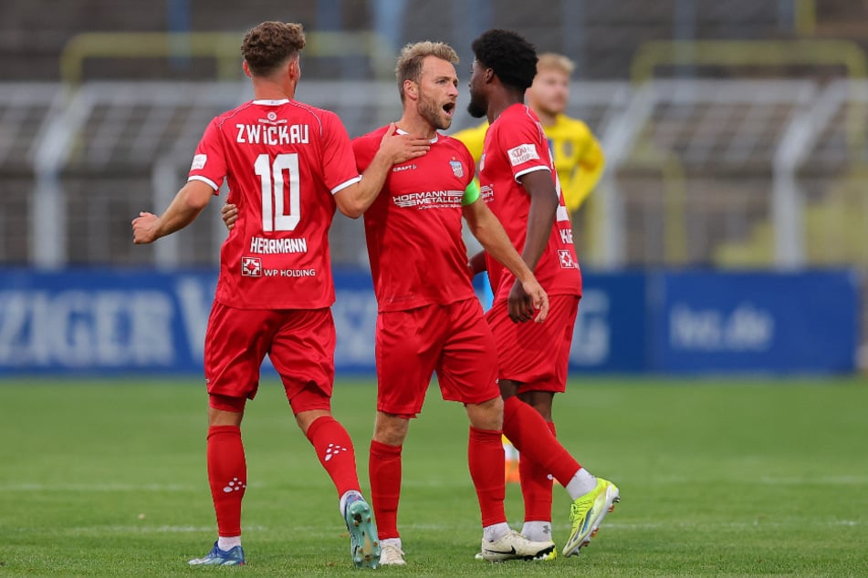 Nach dem schnellen Tor von Lok folgte in der 8. Minute die Reaktion vom FSV: Mike Könnecke schießt aus 25 Metern den Ausgleich.