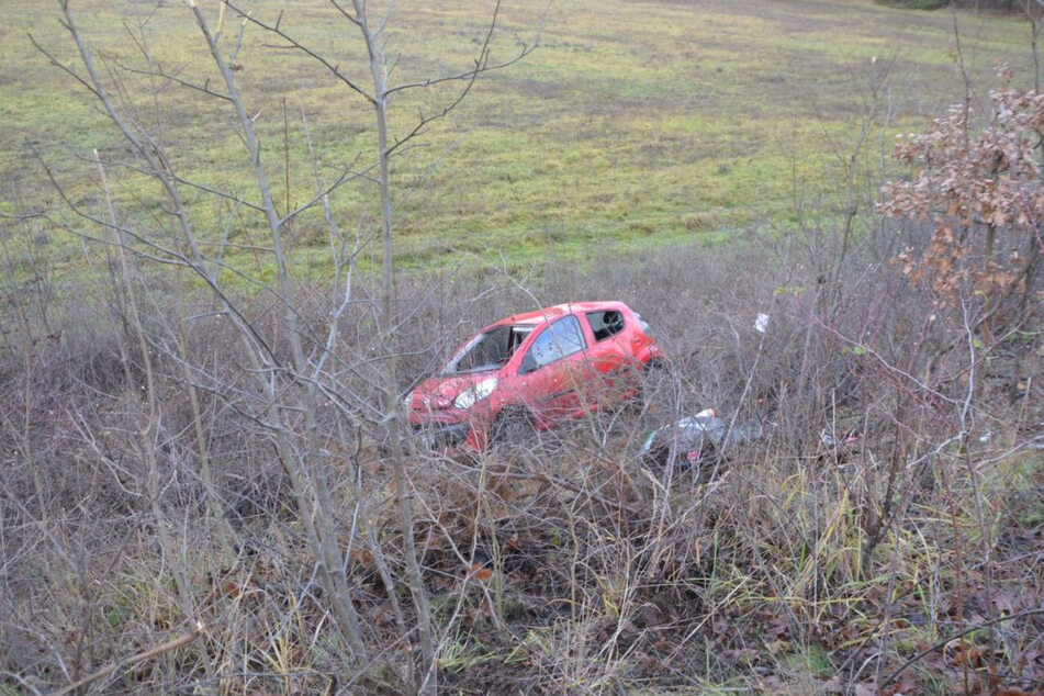 Die Fahrt mit dem Citroën endete für den 18 Jahre alten Fahranfänger am Ende eines Abhangs.