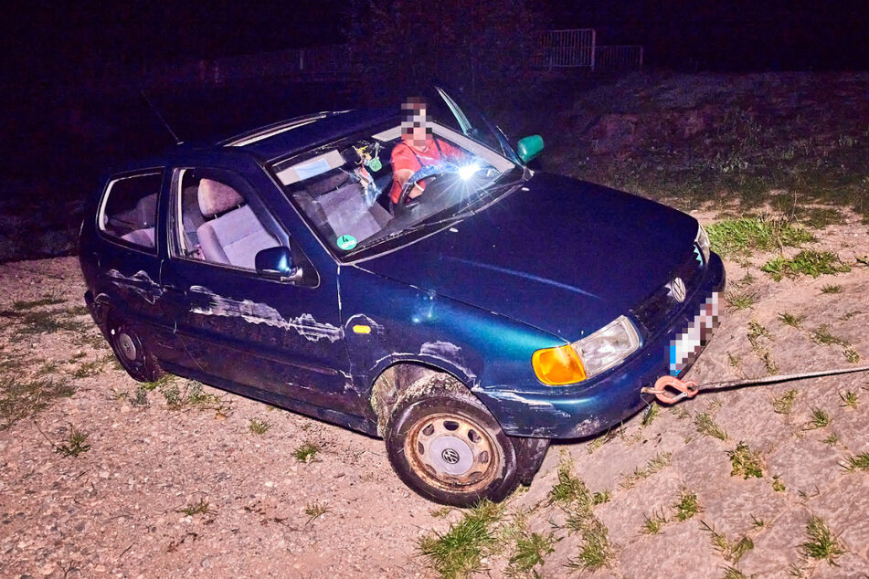 Der VW Polo musste letzten Endes aus der Müglitz gezogen werden.