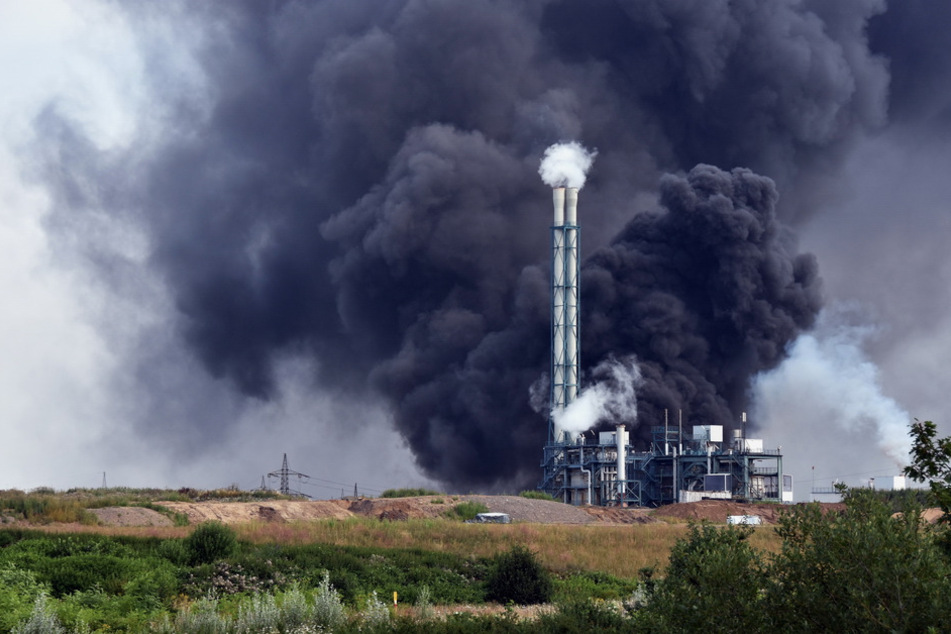 Die Rauchwolke nach der Explosion zog Hunderte Meter hoch in den Himmel.