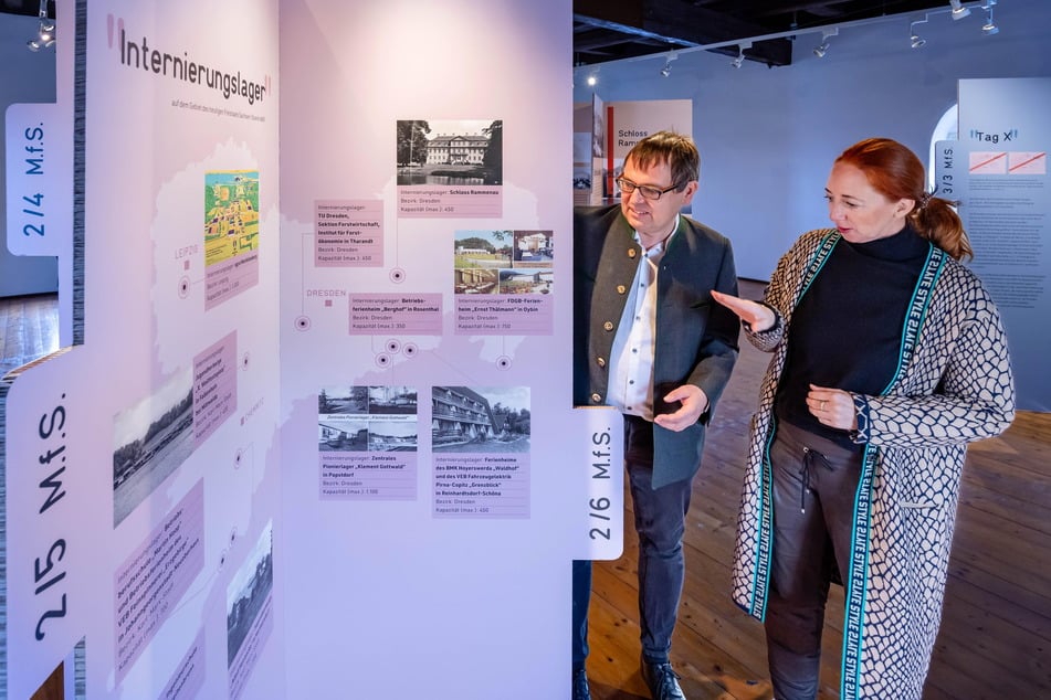 Kurator Matthias Donath (49, l.) und Museums-Chefin Patrizia Meyn (51) stehen an einer Info-Tafel.