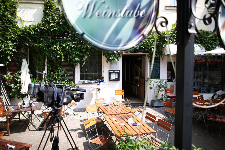 Eine Fernsehkamera steht in Ansbach (Bayern) im Hof von Eugen's Weinstube, dem Anschlagsort. (Archivbild)