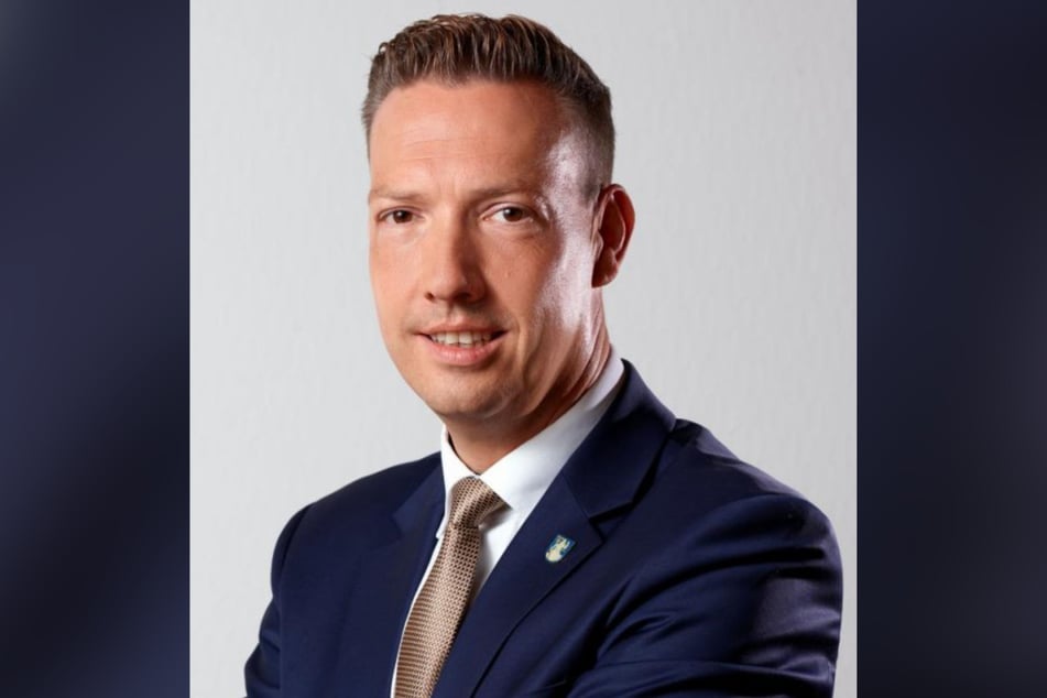 Bürgermeister Michael Herfort (49, CDU) ärgert sich über die sinnlose Zerstörung.