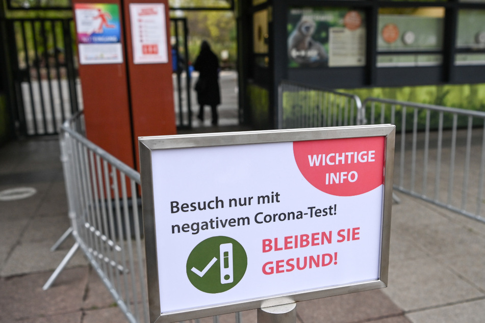 Vor dem Eingang zum Tierpark Berlin wird auf einem Schild darauf hingewiesen, daß der Eintritt nur mit einem negativen Coronatest möglich ist.