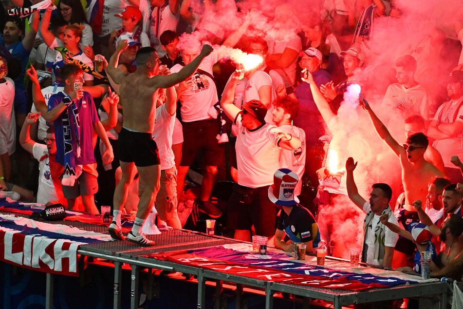 Während dem EM-Achtelfinalspiel Portugal-Slowenien in Frankfurt am Main zündeten slowenische Fans verbotene Pyrotechnik.