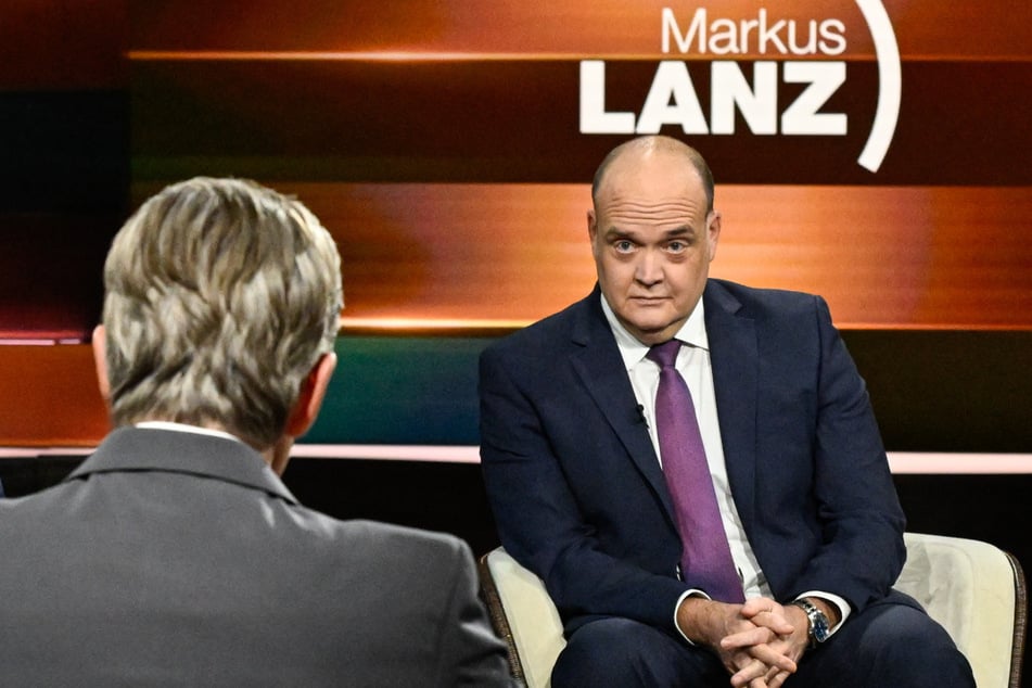 Am Donnerstagabend kam Markus Lanz (56, l.) mit dem früheren "Welt"-Journalisten Robin Alexander (50) ins Gespräch.