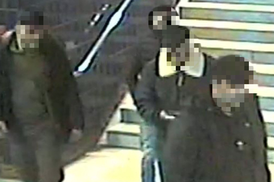 Bilder der Überwachungskamera zeigen die vier Tatverdächtigen Männer.
