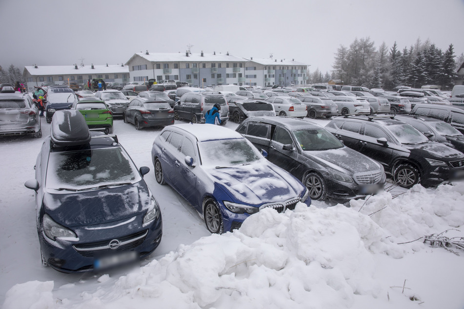 Der Parkplatz am Keilberg war rammelvoll: Viele Menschen aus Tschechien und Deutschland zog es in das Wintersportgebiet.