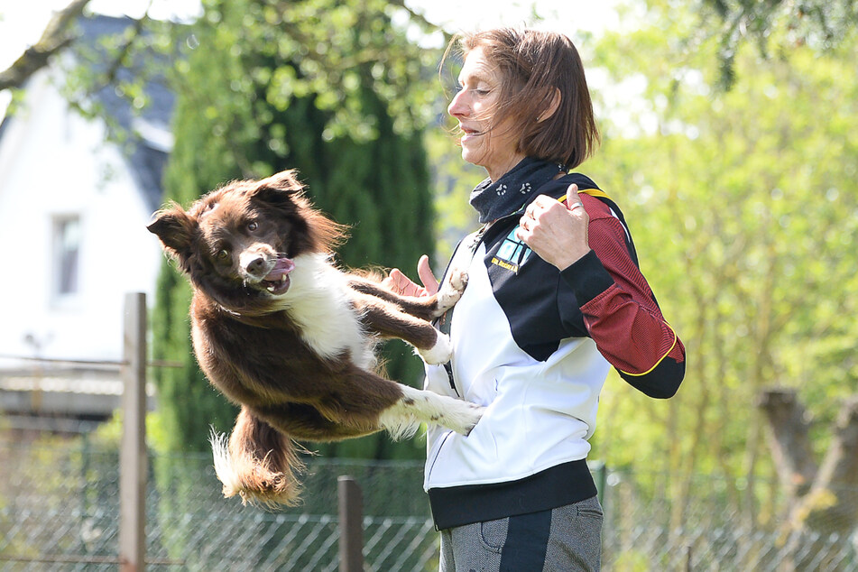 Uta Opel trainiert mit ihrem Rüden Takutai für eine Choreografie in der Sportart Dogdance.