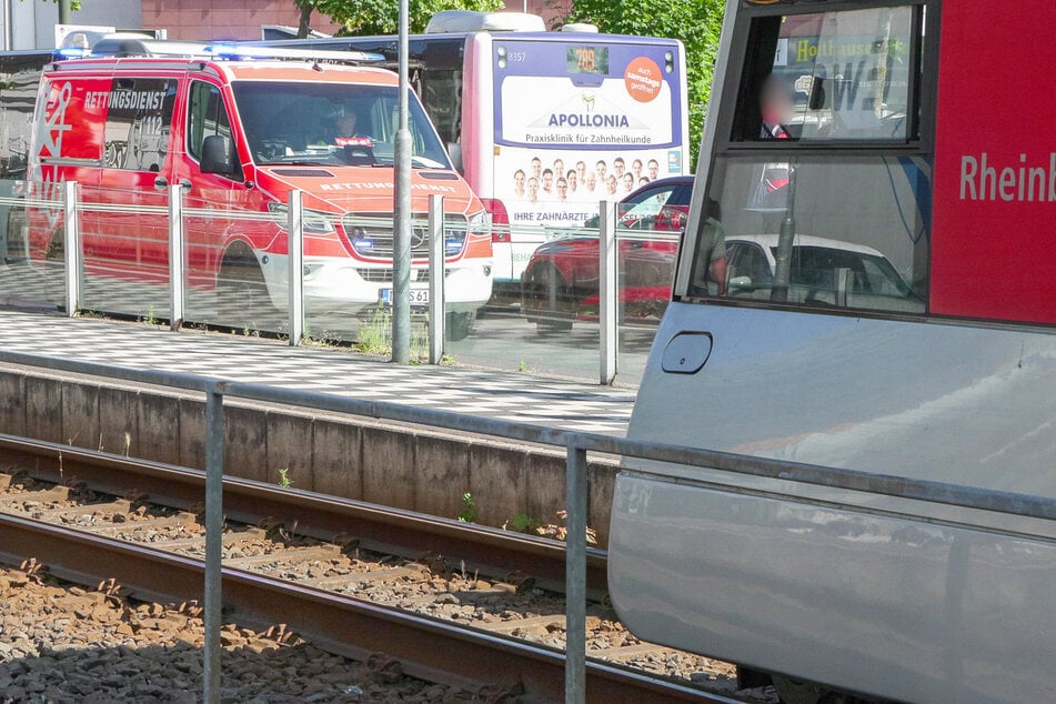 Rettungskräfte brachten die Frau nach dem Unfall umgehend in ein Krankenhaus.