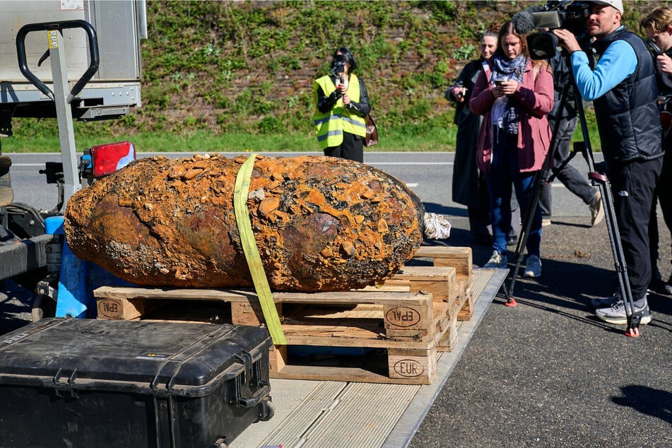 Schaulustige machen vor dem Abtransport noch einen Schnappschuss von der entschärften Bombe.