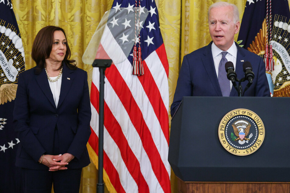 Vice President Kamala Harris (l.) joined President Joe Biden before the signing of the Juneteenth National Independence Day Act into law in the East Room.