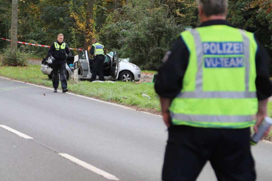 Auto kracht in Köln-Flittard gegen Baum: Zwei Menschen schwer verletzt