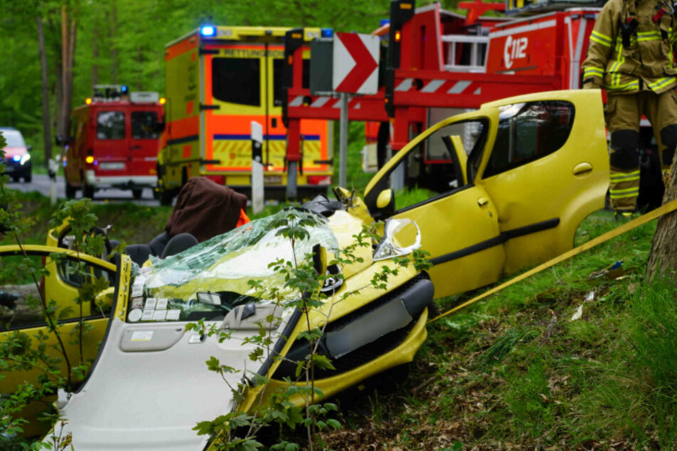 Der Peugeot wurde bei dem Crash und der anschließenden Bergungsaktion stark beschädigt.