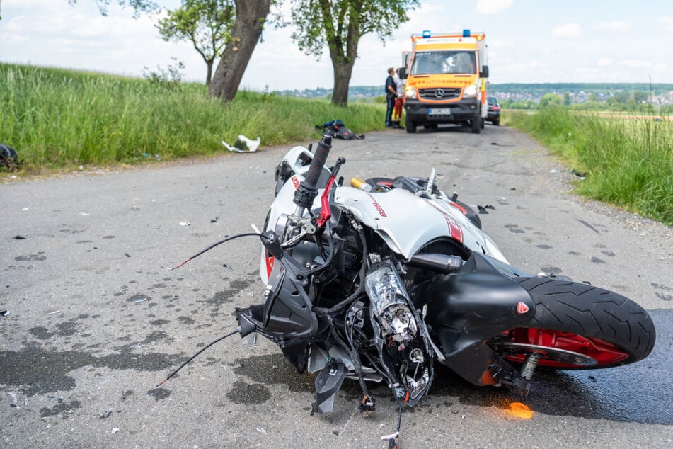 Motorradunfall: Biker kollidiert mit Mercedes, eine Person schwer verletzt