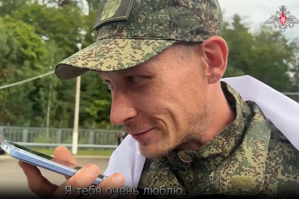 Ein russischer Soldat, der von der Ukraine an Russland übergeben wurde, telefoniert mit seiner Frau.