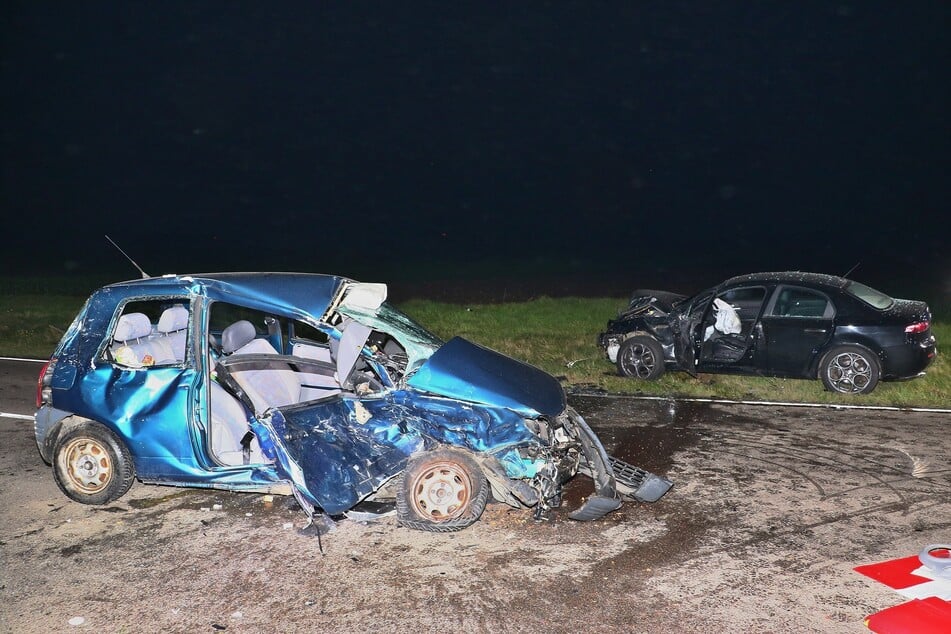 Mitten auf der Straße und neben dem Grünstreifen kamen die beteiligten Unfallfahrzeuge schließlich zum Stillstand.