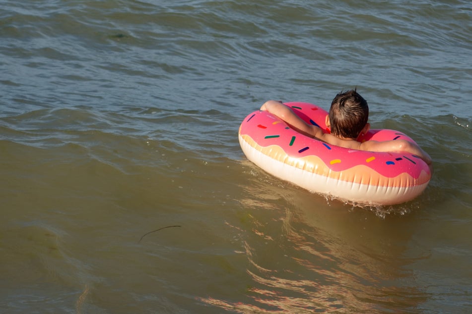 Fast zwei Kilometer vom Strand entfernt trieb das Kind in dem pinken Gummi-Ring. (Symbolbild)