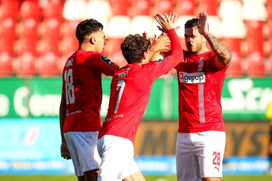 Torjubel nach dem 3:2 (v.l.): Johan Gomez (20), Yannic Voigt (18) und Dominic Baumann (26).