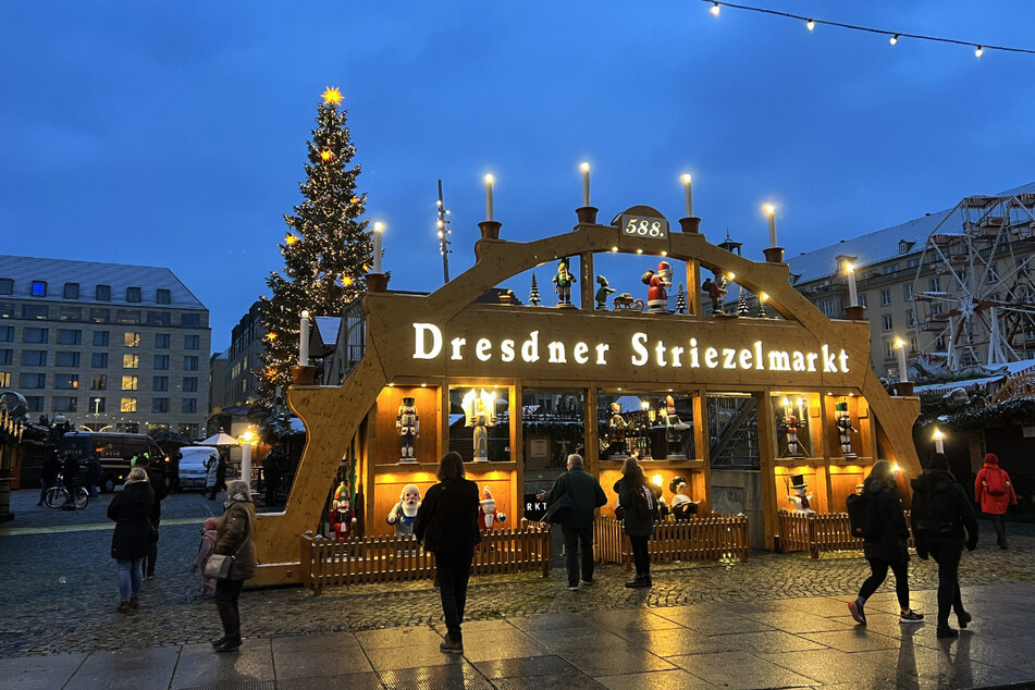 Die ersten Lichter leuchten schon! Ab kommenden Mittwoch haben die Dresdner ihren Striezelmarkt endlich zurück.