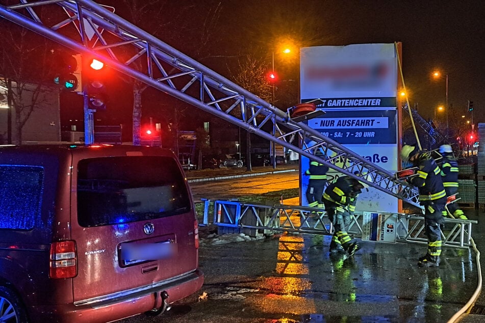 An einer Ausfahrt krachte eine Kabelbrücke auf ein Auto.