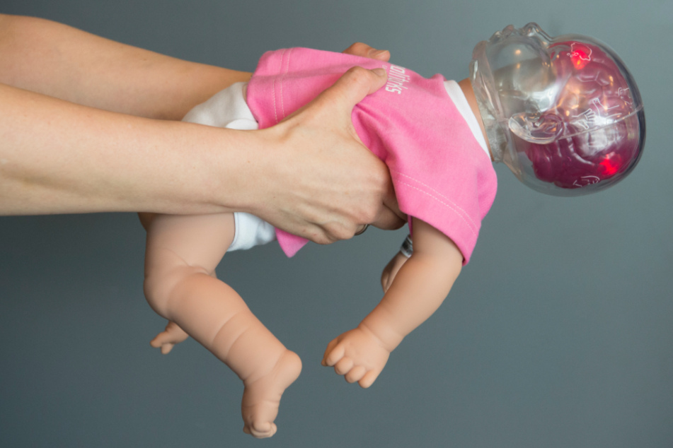 Babys zu schütteln, ist lebensgefährlich. Diese Puppe markiert mit roten Lämpchen die Hirnregionen, die durch das Schütteln beim echten Baby geschädigt werden.