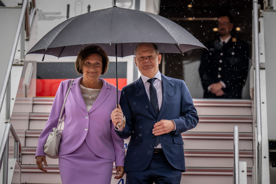 Bundeskanzler Olaf Scholz (64, SPD) und seine Frau Britta Ernst (62, SPD) kommen in Hiroshima an.