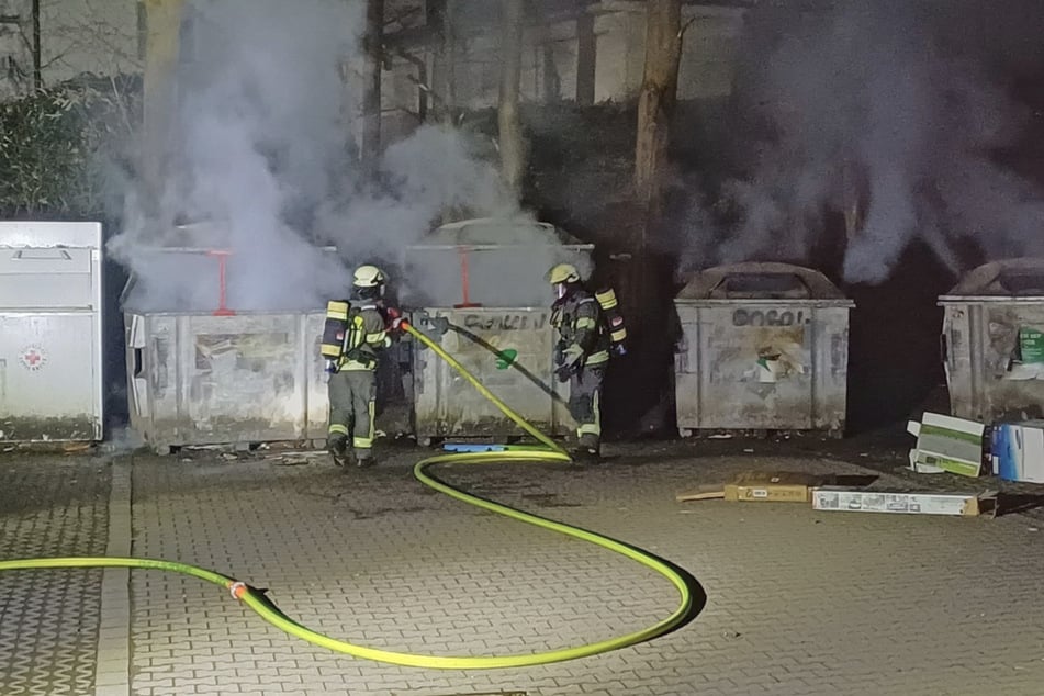 Parallel zum Feuer im Altenheim musste sich die Feuerwehr auch um brennende Altpapiercontainer kümmern.