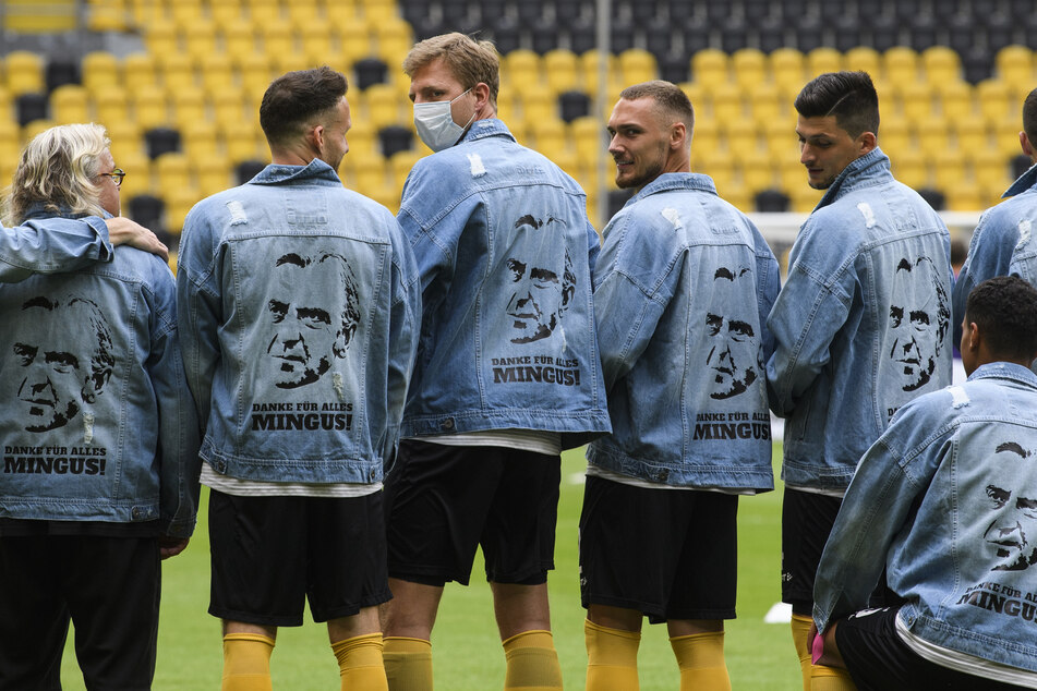 Die Mannschaft machte sich in Jeansjacken warm.