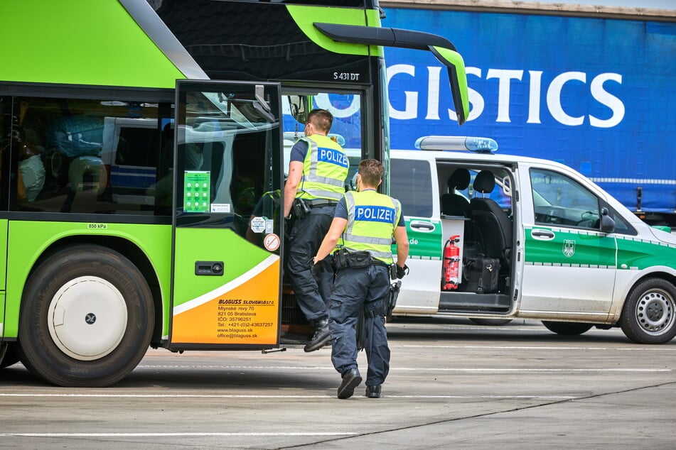 Bei der Kontrolle eines Busses entdeckten die Beamten einen Mann, der per Haftbefehl gesucht wurde. (Archivfoto)