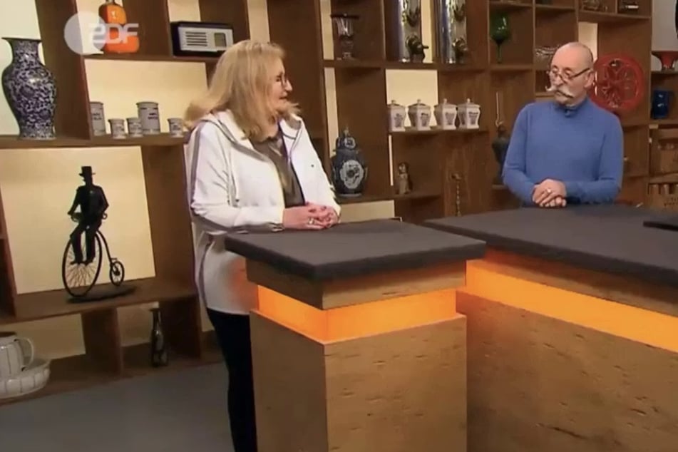 Marie-Luise aus der Nähe von Frankfurt möchte ein Erbstück ihrer Oma bei "Bares für Rares" verkaufen.