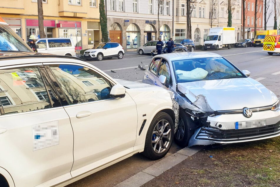 Der VW wurde durch die Zusammenstöße in München erheblich beschädigt, die Fahrerin des Wagens erlitt mittelschwere Verletzungen.