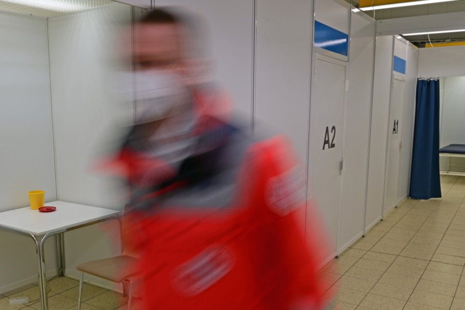 Ein 73-Jähriger starb infolge einer zweiten Covid-19-Infektion. (Symbolbild)