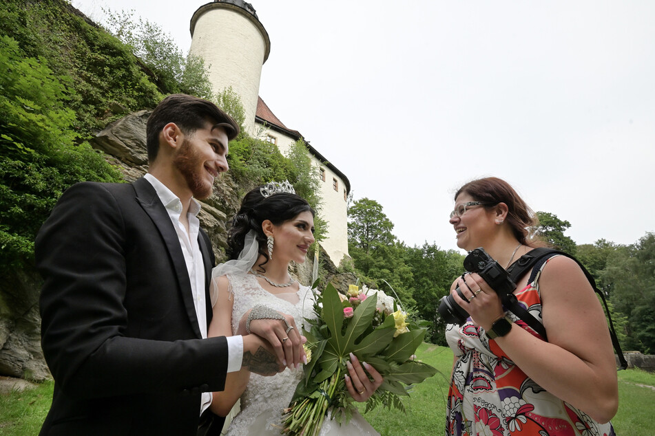 Burg Rabenstein als Trauzeuge: Braut Perwin (19) und Xanyar (23) lassen sich von der Chemnitzer Hochzeitsfotografin Mandy Vierig (33) ablichten.