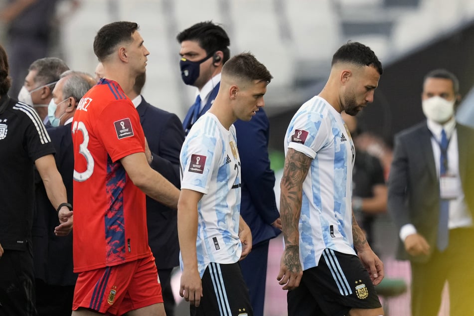 Die argentinischen Nationalspieler Nicolas Otamendi (33, r.), Giovani Lo Celso (25, M.) und Torhüter Emiliano Martinez (29, l.) verlassen das Spielfeld.